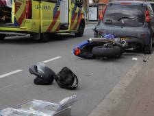 Man en kind vallen van motor en raken gewond, slachtoffers met spoed naar ziekenhuis