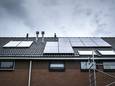 Zonnepanelen op het dak van een woning. Door de hoge energieprijs zijn panelen razend populair. ANP KEES VAN DE VEEN