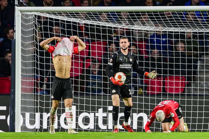 PSV-doelman Joël Drommel treurt na de 1-2 van Monaco.