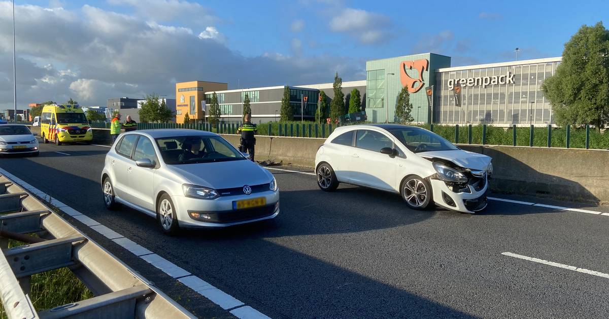 Auto ramt middengeleider op A20 bij De Lier