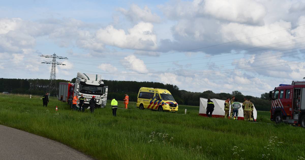 Automobiliste (33) overleden na aanrijding met vrachtwagen op Langeweg in Axel | Terneuzen