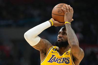LA Lakers verliest nu ook derby bij LA Clippers, LeBron James valt geblesseerd uit