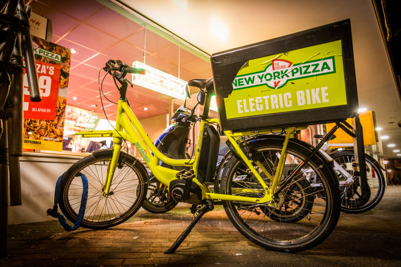 bestormen Rozendaalse school en delen gratis pizza’s uit