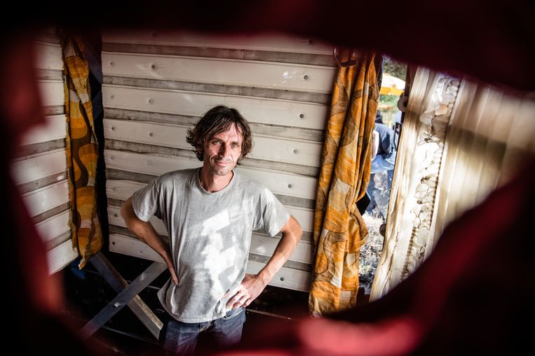 Decorbouwer en bezieler van Studio ORKA, Philippe Van de Velde, in het huis dat dreigt weg te zinken in het moeras. Beeld Greetje Van Buggenhout