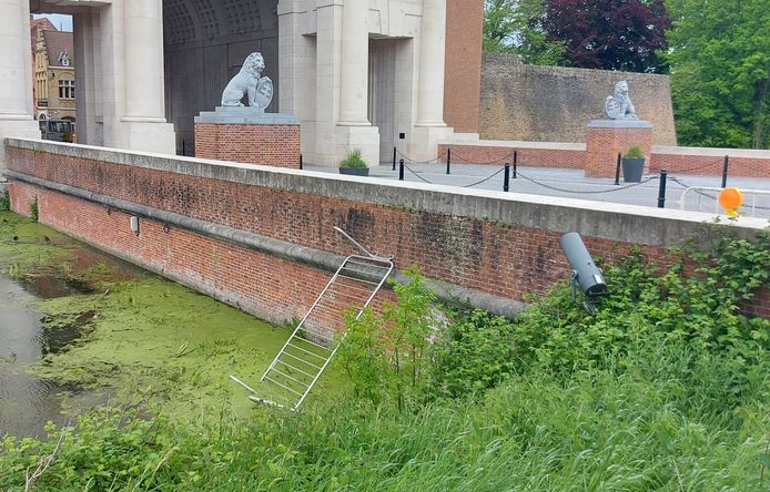 Een of meerdere onverlaten vonden het plezant om dranghekken in het water te gooien.