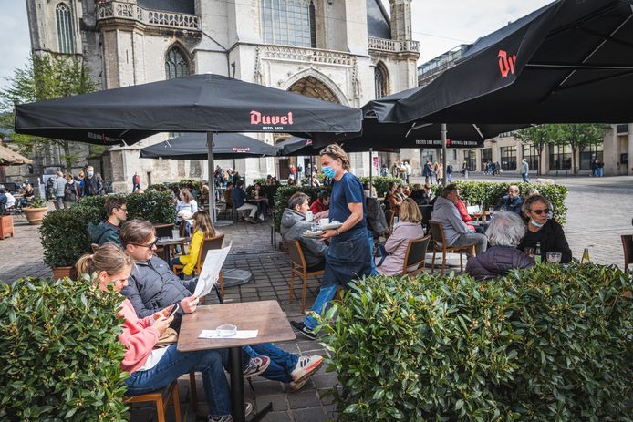 Schoolvoorbeeld van extra gezelligheid door terrasuitbreidingen: het Sint-Baafsplein