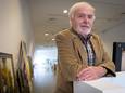 Archiefbeeld van kunstschilder Willy Van Woensel, hier bij de opbouw van een expo in Cultuurcentrum Zwaneberg