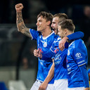 De spelers van FC Den Bosch vieren de overwinning op Twente uitbundig.