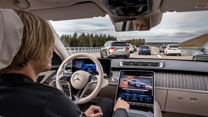 Zonder handen: Mercedes verslaat Tesla met eerste auto waarin je handenvrij mag rijden