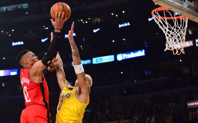 Russell Westbrook loodste de Houston Rockets met 41 punten naar de overwinning bij de LA Lakers.