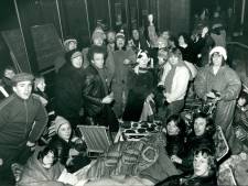 Knokken om een kaartje voor Telebingo in 1980. Wie herkent de ‘gelukszoekers’ in deze rij voor De Hagen in Almelo?