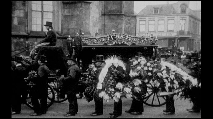 Unieke filmbeelden opgedoken van de begrafenis van Gerrit Jan van Heek in 1915 in Enschede.