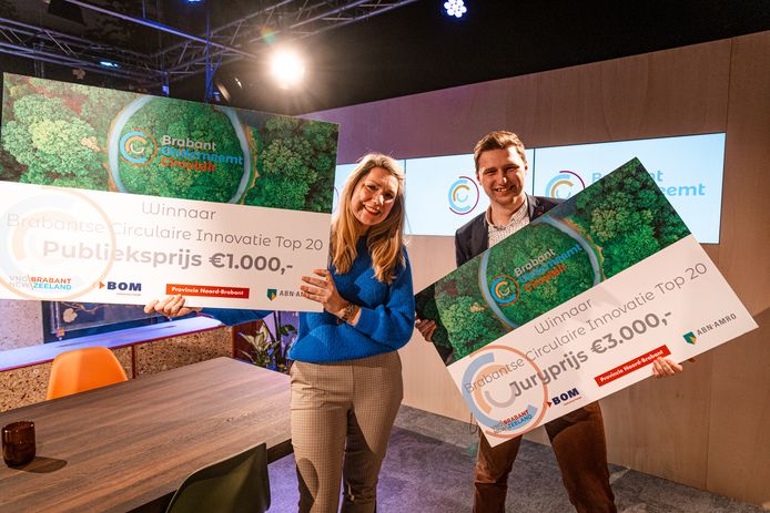 Bernice Kamphuis (Struikroven) en Dirk van Meer (Team Core) nemen hun prijs in ontvangst.