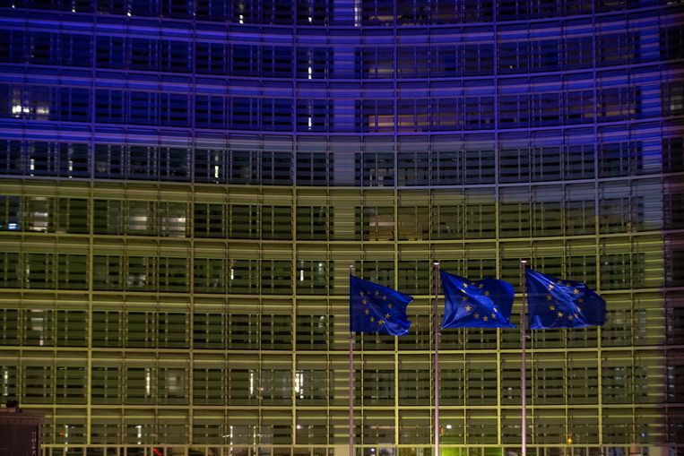Het gebouw van de Europese Commissie in Brussel is geel-blauw verlicht, als steunbetuiging aan Oekraïne. Beeld BELGA