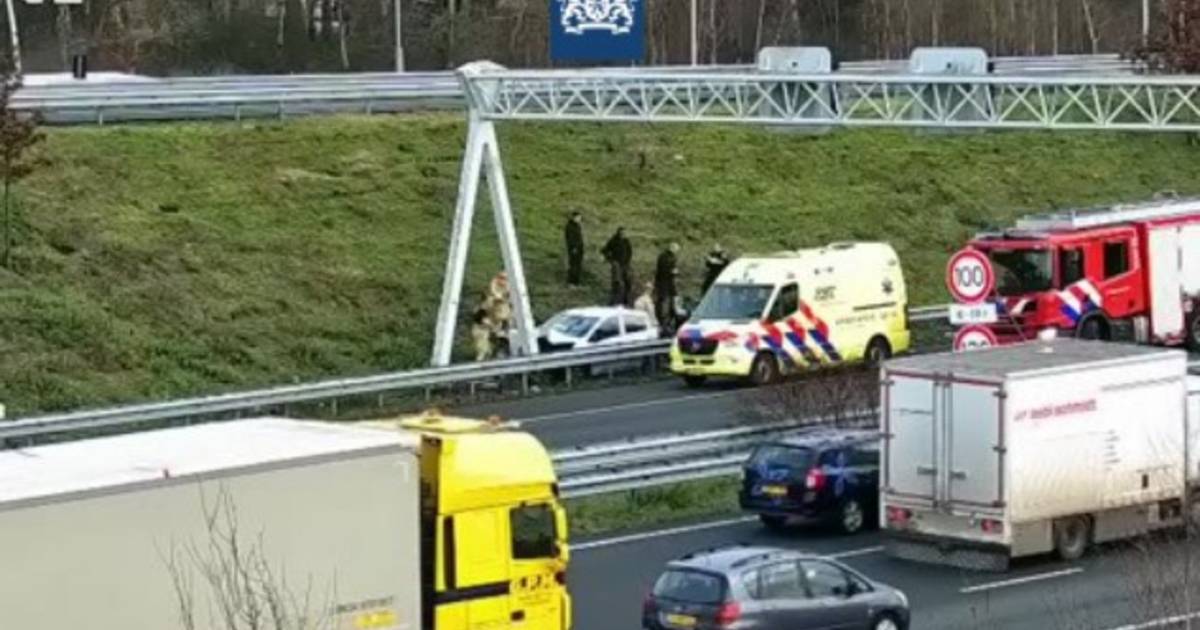 Traumahelikopter landt op A2 na ongeluk: snelweg dicht.