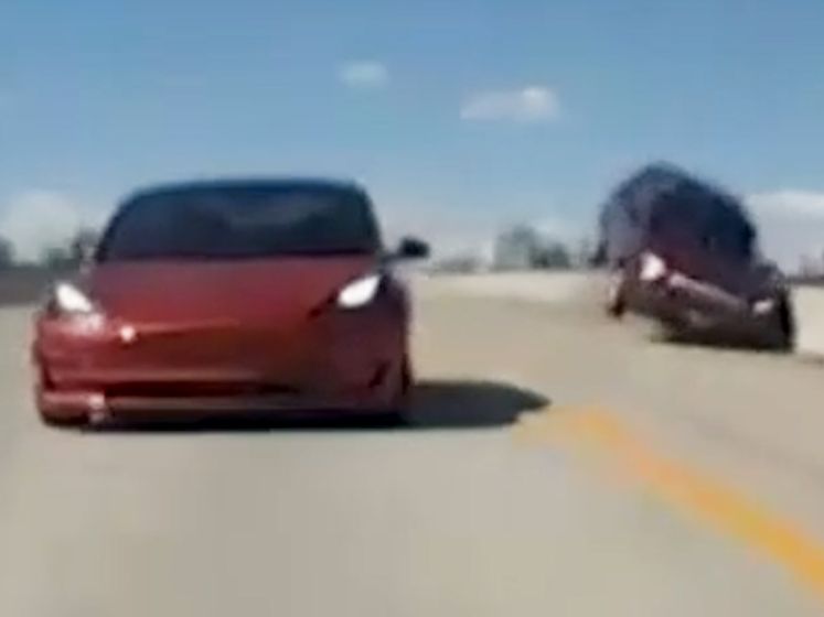 Tesla ramt Jeep van snelweg bij schokkend geval van verkeersagressie