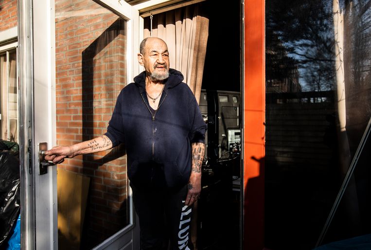 Henk Gerards vermaakt zich prima met koken, knutselen en lezen, en werkt drie dagen in de week als klusjesman op een biologische boerderij. Beeld Eva Plevier