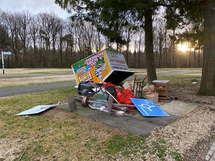 Door storm Eunice zijn bomen en parkeerhuisjes bij attractiepark Julianatoren omgewaaid.