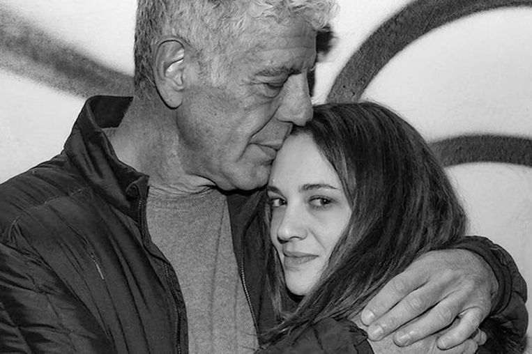 Anthony Bourdain had een tumultueuze relatie met actrice Asia Argento. ‘Je was roekeloos met mijn hart. Mijn leven’, was een van zijn laatste berichtjes aan haar voor zijn dood.  Beeld rv