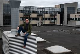 Ben (65) legt dak van zijn fitnessclub vol zonnepanelen: ‘Ik heb er straks een ton mee verdiend’