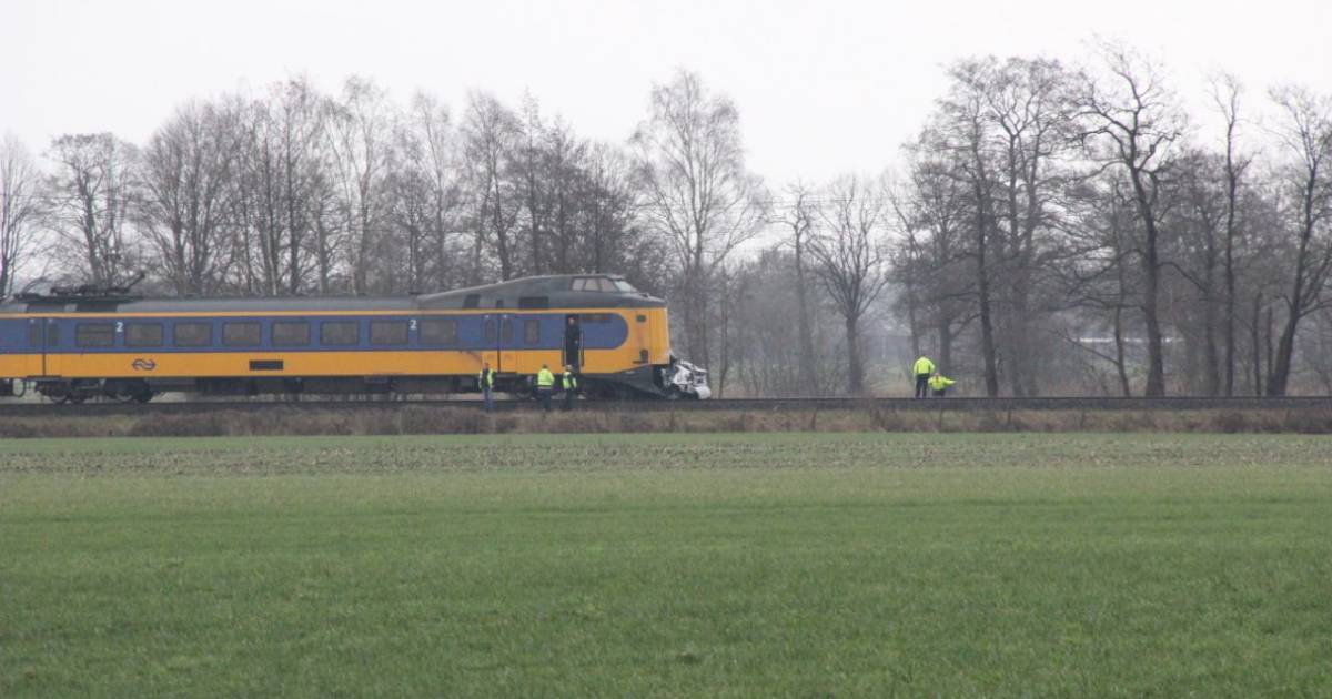 Dode bij treinongeluk op overweg tussen Holten en Rijssen.