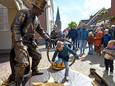 Living statue Patrick van Horne zoekt met zijn circusact de interactie op met het publiek.