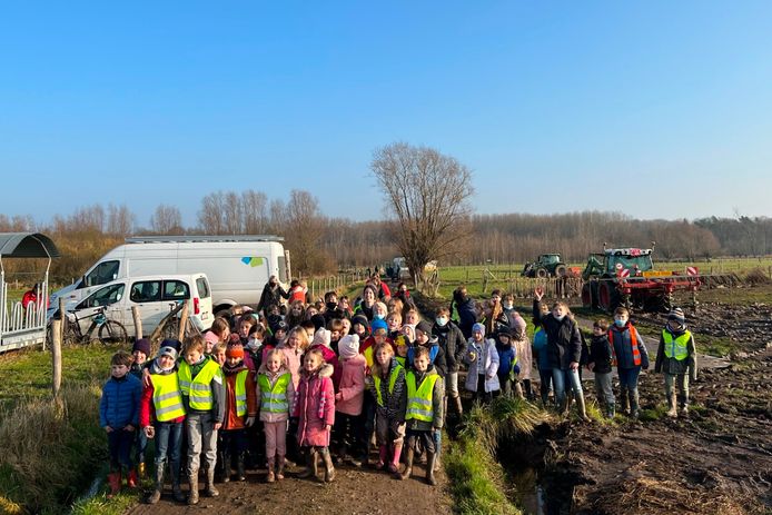 Leerlingen van de Vrije Basisscholen Sterreneiland van Smetlede en Wanzele hielpen maandag mee met het planten van 2,7 hectare extra bos in de Vallei van de Serskampse Beek.