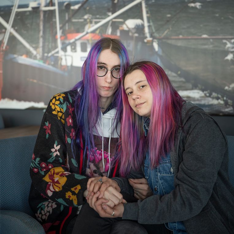 Chloe-Kusya Queen (24, links) vluchtte begin maart met partner Chloe-Kusya Queen (21, rechts) vanuit St.-Petersburg naar Nederland. Beeld Harry Cock / de Volkskrant