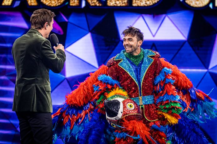 The Masked Singer; seizoen 2, aflevering 7 op vrijdag 25 februari 2022 bij VTM. Op de foto: Niels Destadsbader & Mathias Vergels