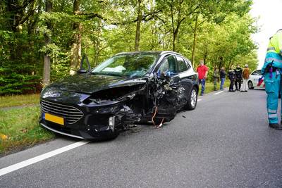 Ravage op weg in Rijen na harde botsing: twee voertuigen zwaar beschadigd, gewonde naar ziekenhuis