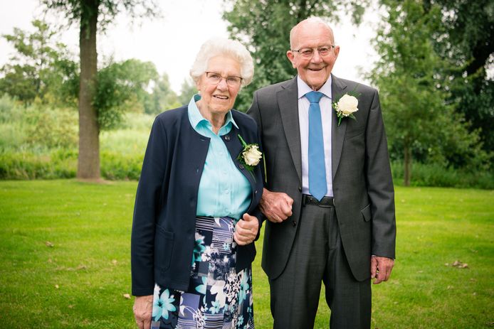 Woutje van Elderen-Tolenaars (88) en Ewoud van Elderen (91) zijn 65 jaar getrouwd.