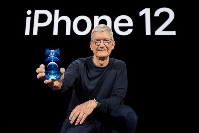 Apple-CEO Tim Cook presenteert de nieuwe iPhone 12 Pro.