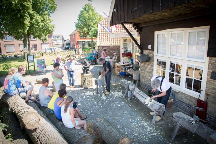 Klompen maken bij het  Enterse museum.