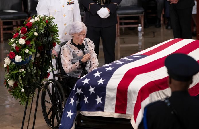 Ook John McCains moeder Roberta (106) was aanwezig bij de plechtigheid ter ere van haar zoon.