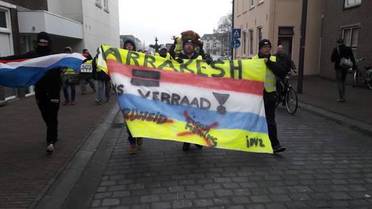 25 mensen met gele hesjes marcheren door Vlissingen.