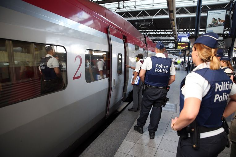 Politieagenten bij een Thalys-trein in Brussel. Beeld afp