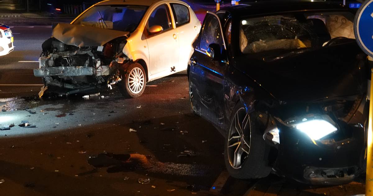 Frontale aanrijding in Hardenberg: wonder boven wonder zijn bestuurders ongedeerd.