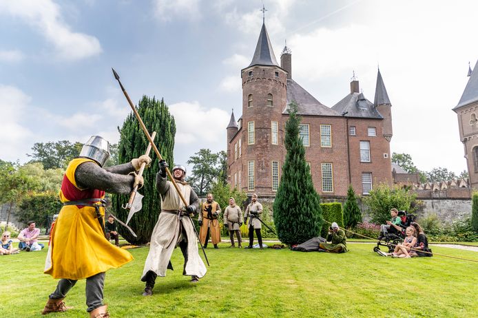 In de tuin van Kasteel Heeswijk lieten ridders zaterdag aan kinderen zien hoe vroeger een gevecht verliep.