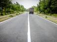 En plots werd de stippellijn overschilderd door een witte volle lijn in Leke en mag je dus niet meer inhalen over een lengte van één kilometer