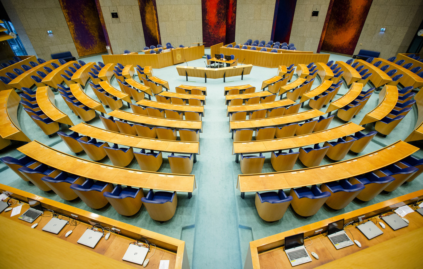 Minder geld voor 'zetelrovers' Tweede Kamer