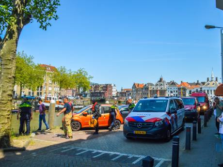 Iedereen helpt bij bizar ongeluk waarbij auto met klein meisje achterin wegzinkt 