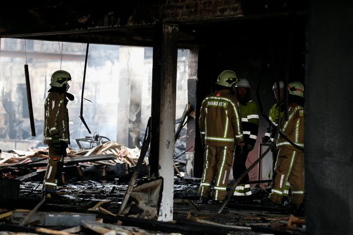 Twee brandweermannen kwamen gisteren om het leven bij een hevige brand in Beringen.