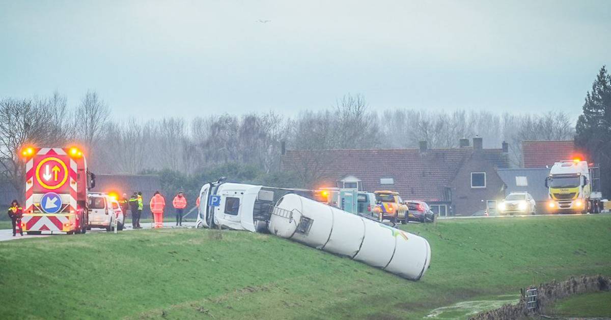 Tankwagen van Campina gekanteld in Zutphen.