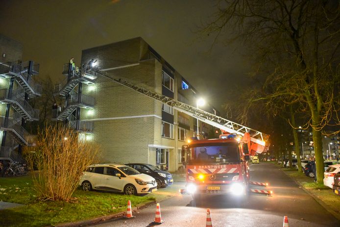 De brandweer takelde de man vanaf de vierde verdieping naar beneden