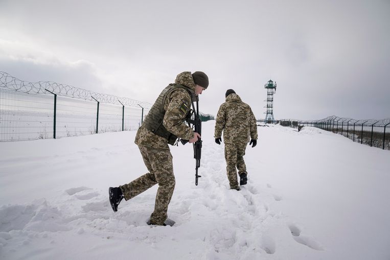 Oekraïense grenswachten patrouilleren aan de grens met Rusland in de regio Charkov.  Beeld AP