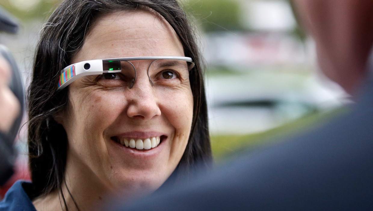 Een vrouw met Google Glass in 2013. Beeld AP