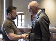 De Oekraïense president Volodymyr Zelensky (links) schudt de hand met zijn Zwitserse ambtsgenoot Alain Berset (rechts) op de top van de Europese Politieke Gemeenschap in Moldavië.