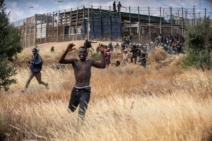 Migranten lopen de Spaanse enclave in Marokko binnen.