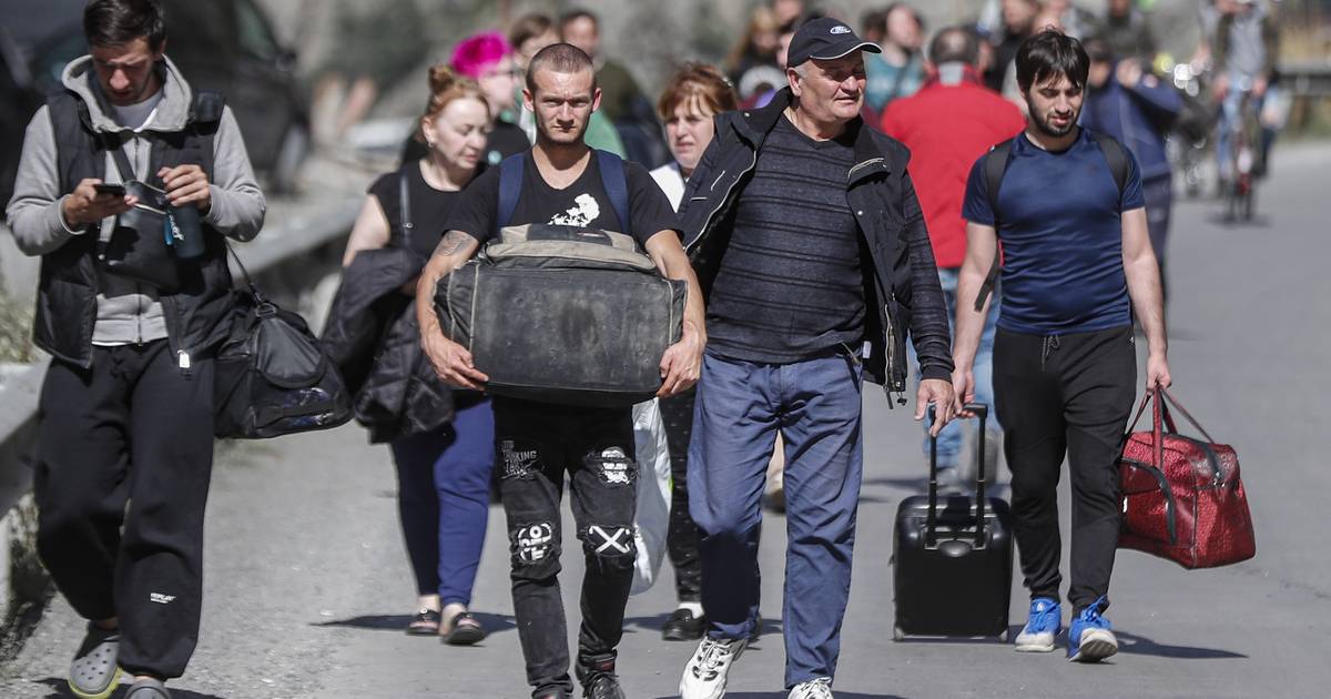 Военкомат на границе для россиян, пытающихся бежать в Грузию |  За рубежом