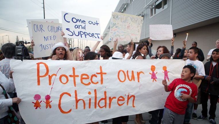 Ouders en leerlingen van de Miramonte School protesteren tegen het misbruik, gisteren. Beeld afp